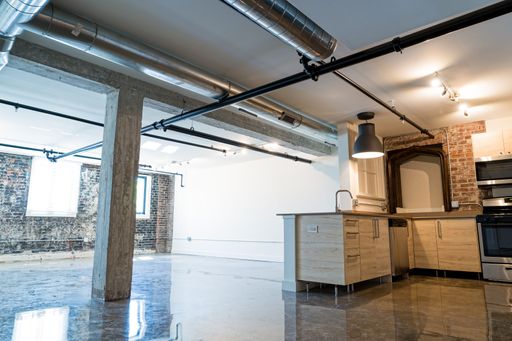 Spacious Contemporary Style 2 Bedroom – photo 1
