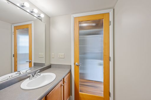 Spacious and Contemporary 1 Bedroom – photo 1