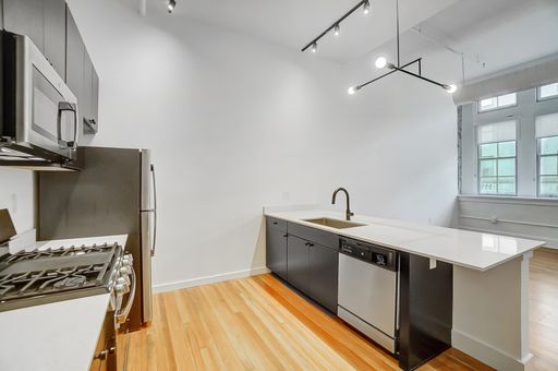 Spacious and Contemporary 1 Bedroom – photo 1