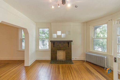 Spacious Gaslight 3 Bedroom – photo 1