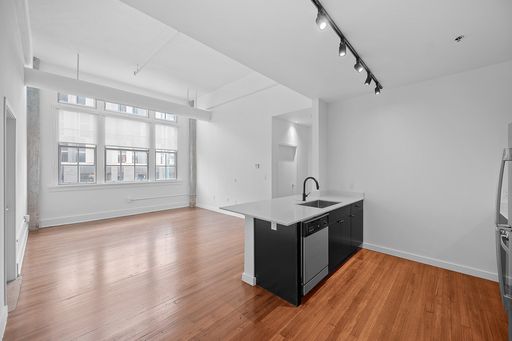Spacious Contemporary Style 2 Bedroom – photo 1