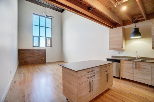 Spacious and contemporary 1 bedroom apartment in former racquetball court – photo 1