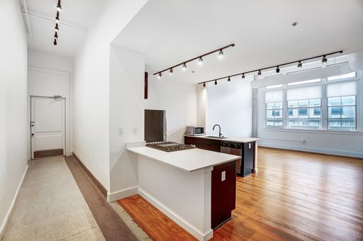 Spacious Contemporary Style 2 Bedroom – photo 1