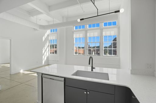 Spacious and Contemporary 1 Bedroom – photo 1
