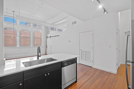 Spacious 1 Bedroom Apartment in Fantastic Location – photo 1