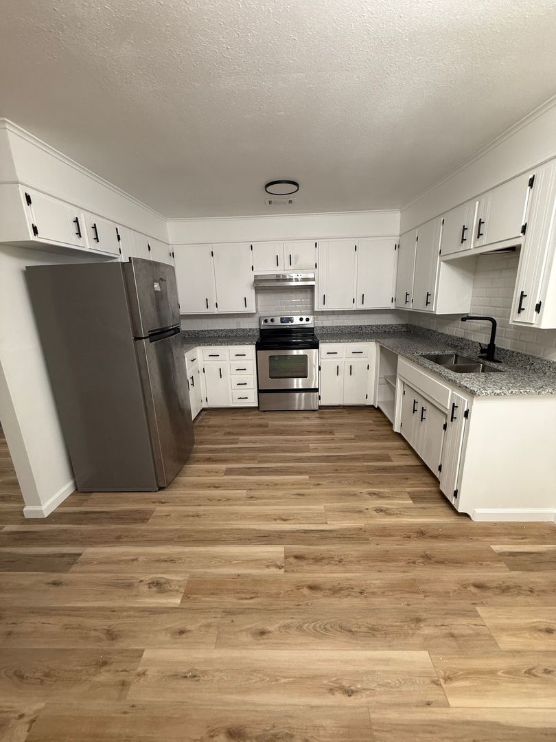 Benton Apartment: 1415 Kyle Road