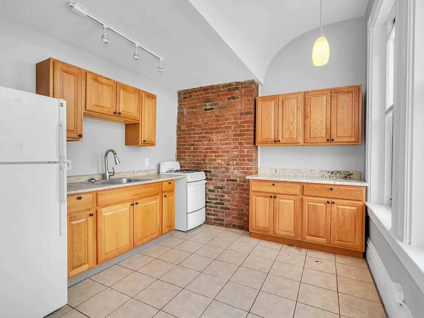Pittsburgh Apartment: 23 Bedford Square