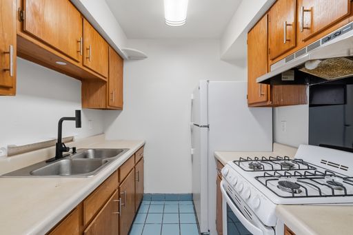 SCORE 1ST MONTH'S RENT FREE IF SIGNED BY SEPTEMBER 4! Cozy 1 bedroom in McKees Rocks available now! – photo 1