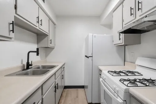 SCORE 1ST MONTH'S RENT FREE IF SIGNED BY SEPTEMBER 4! Cozy 1 bedroom in McKees Rocks available now! – photo 1