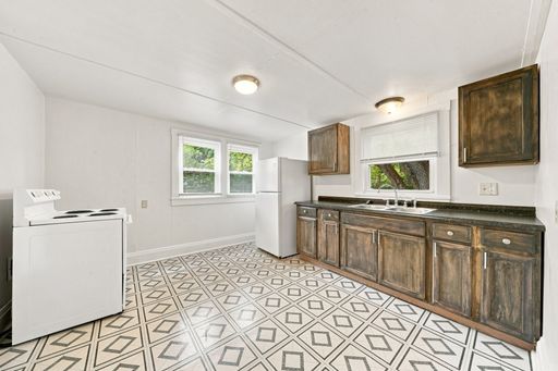 Bright 2 bedroom home in Jeannette available NOW!