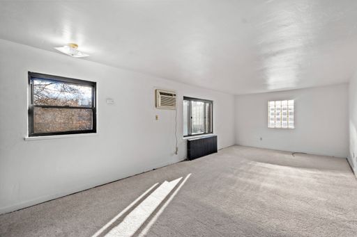 SCORE 1ST MONTH'S RENT FREE IF SIGNED BY SEPTEMBER 4! Spacious 1 bedroom in Penn Hills available now! – photo 1