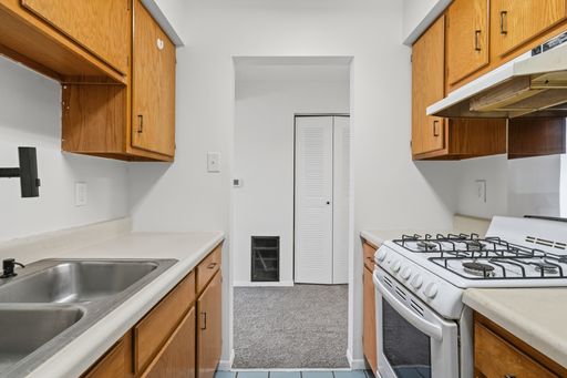 SCORE 1ST MONTH'S RENT FREE IF SIGNED BY SEPTEMBER 4! Cozy 1 bedroom in McKees Rocks available now! – photo 1