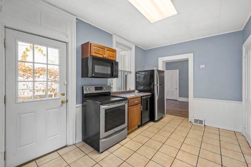 SECTION 8 ACCEPTED! STUNNING 3 BEDROOM / 2 BATHROOM GEM WITH A HUGE BONUS ROOM ON THE 2ND FLOOR! AMAZING LOCATION!!! – photo 1