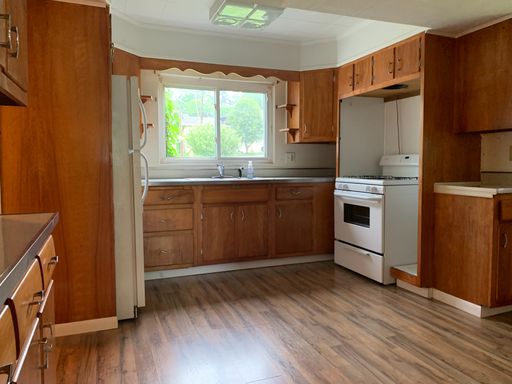 COZY 1 BEDROOM HOME in SCOTT TOWNSHIP! LARGE COVERED CAR PORT AND BACK DECK!!!