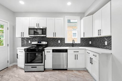 BEAUTIFULLY RENOVATED 3 BEDROOM IN BROOKLINE WITH A DETACHED GARAGE!!! – photo 1