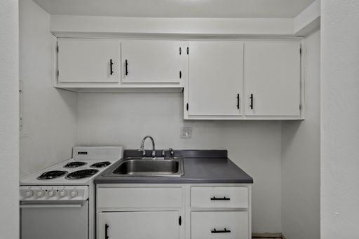 SCORE 50% OFF 1ST MONTH'S RENT IF SIGNED BY SEPTEMBER 4! Bright 2 bedroom in Penn Hills available now! – photo 1
