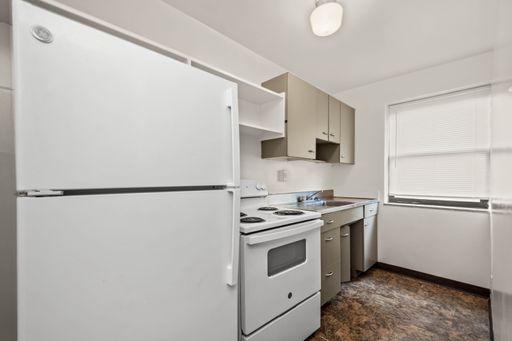 SCORE 1ST MONTH'S RENT FREE IF SIGNED BY SEPTEMBER 4! Spacious 2 bedroom home in Carrick available now! – photo 1