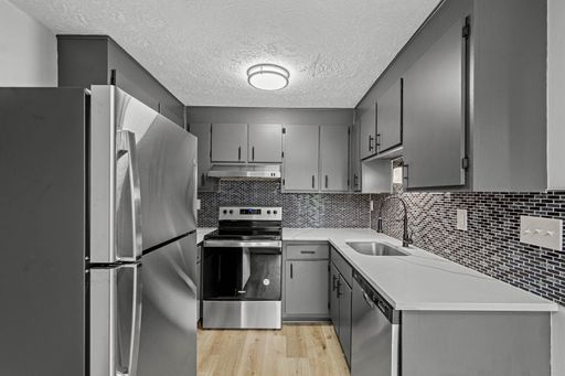 Gorgeous 3 bedroom townhome in Peters Township available October 1!