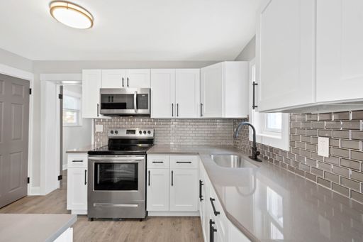 SCORE 50% OFF 1ST MONTH'S RENT IF SIGNED BY SEPTEMBER 4! Stunning 4 bedroom home in Castle Shannon available September 15! – photo 1