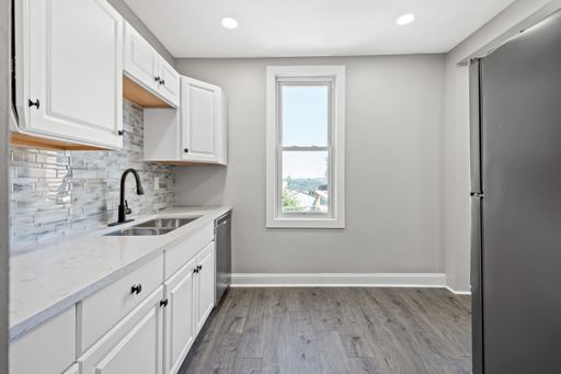 ABSOLUTELY STUNNING 3 BEDROOM / 2 BATHROOM BEAUTY IN THE SOUTHSIDE SLOPES! PRIME LOCATION WITH WHOLE HOUSE AC AND A BREATHTAKING VIEW OF DOWNTOWN PITTSBURGH!!! – photo 1