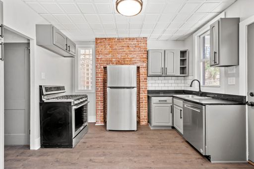 5 BEDROOM BRICK STUNNNER IN THE CARRICK WITH LAUNDRY ON THE 2ND FLOOR!!! – photo 1