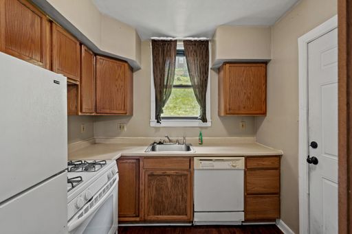 BEAUTIFUL BROOKLINE HOME WITH A LARGE BACKYARD & A COVERED FRONT PORCH! CHECK IT OUT! – photo 1