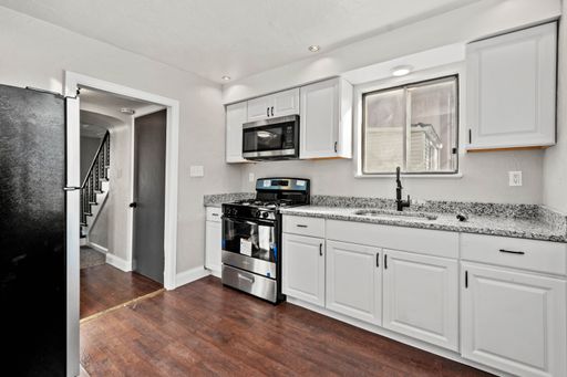 Beautiful 2 bedroom home in Beechview available September 15! – photo 1