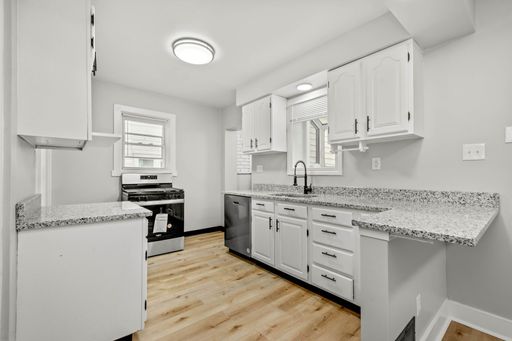 STUNNING 3 BEDROOM IN WHITE OAK WITH BRAND NEW RENOVATIONS AVAILABLE NOW!!