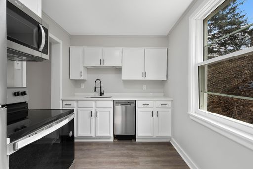 BEAUTIFUL 2 BEDROOM WITH CENTRAL AIR AVAILABLE IN CARRICK! – photo 1