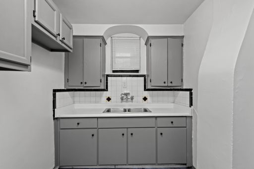 SECTION 8 AVAILABLE! UPDATED 2 BEDROOM APARTMENT IN PENN HILLS! AVAILABLE NOW! – photo 1