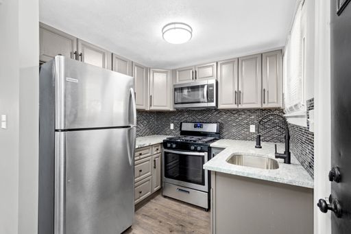 BEAUTIFUL 3 BEDROOM HOME IN BEECHVIEW / DORMONT!!! WITH A DRIVEWAY AND OFF STREET PARKING! – photo 1