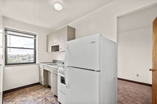 SCORE 1ST MONTH'S RENT FREE IF SIGNED BY SEPTEMBER 4! Spacious 3 bedroom in Carrick available October 1! – photo 1