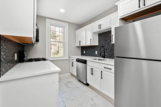 SPECTACULAR 4 BEDROOM HOME IN FOREST HILLS! OFF STREET PARKING & WHOLE HOUSE AC!!! – photo 1