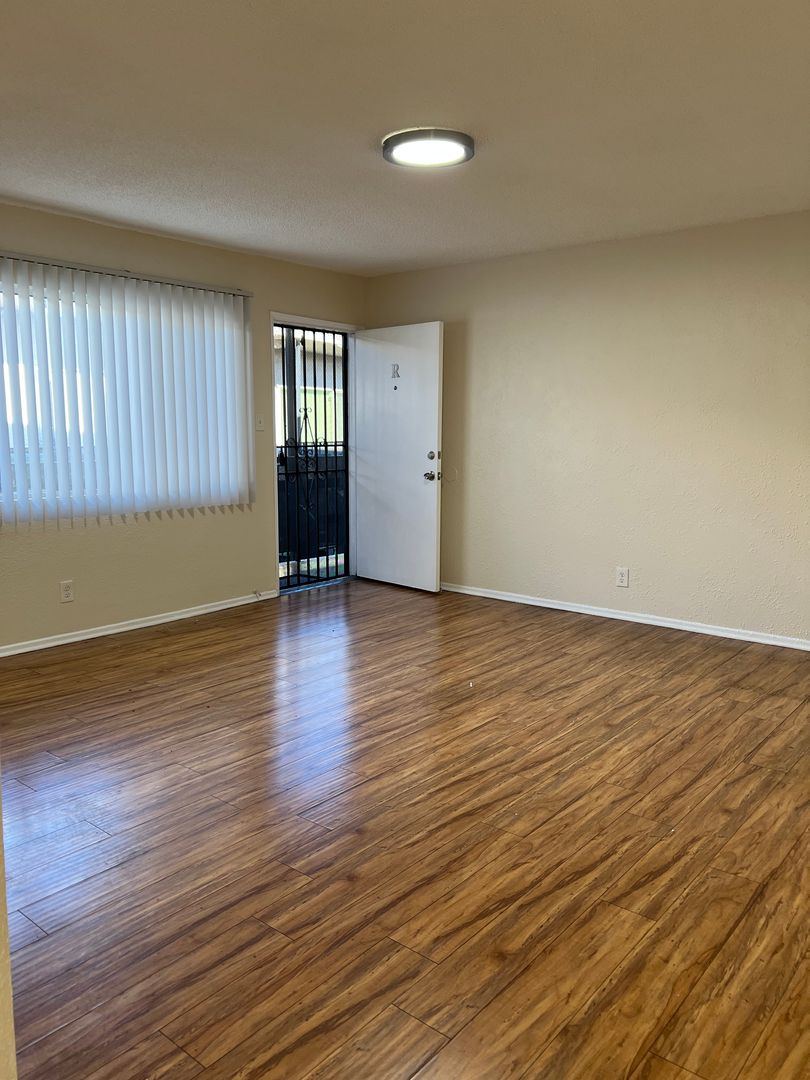 Compton Blvd Apartment: 1415 E. Alondra Blvd