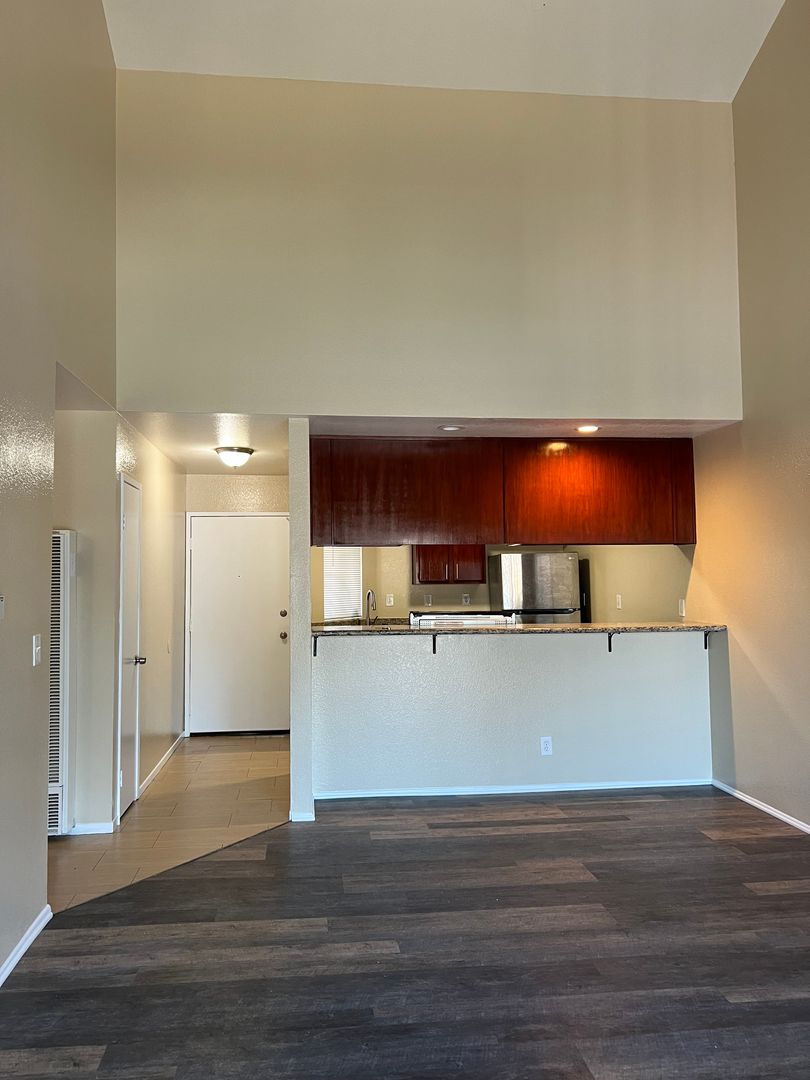 Long Beach Apartment: 1740 N Stanton Pl