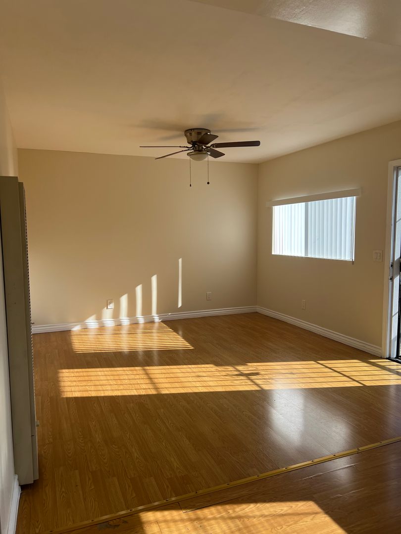 Long Beach Apartment: 1131 - 1133 Mahanna Ave