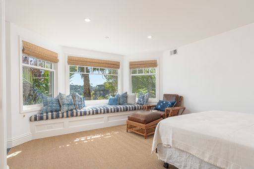 Beautiful Studio with Spectacular Bay Views