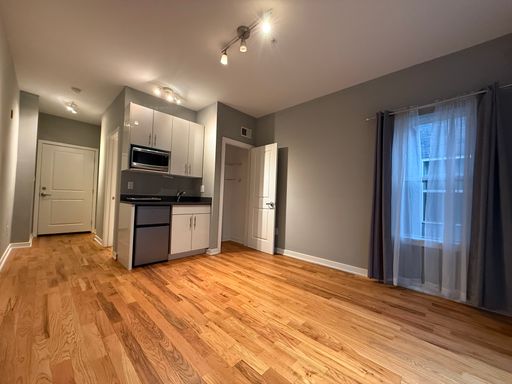 Cozy studio close to school. Private back Patio! January, 2027 FREE! – photo 1
