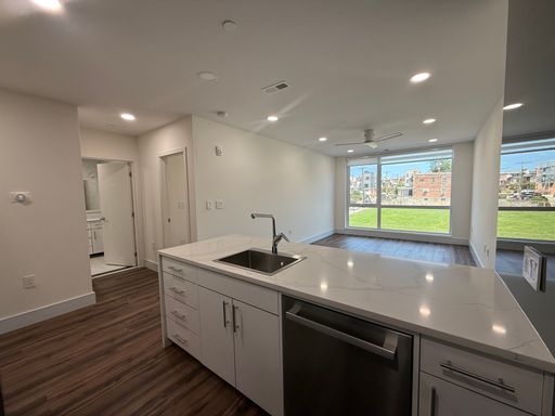 LUXURY apartment building with all amenities . NEW construction. Available NOW! – photo 1