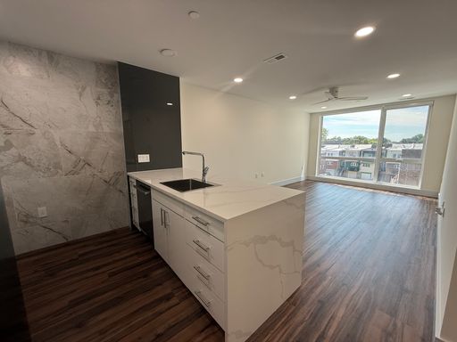 LUXURY UCITY building with included top of the line amenities! Available NOW 01 Layouts! – photo 1
