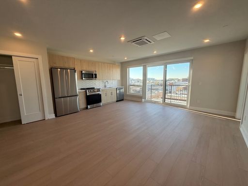 Large Two bedroom with Balcony! – photo 1
