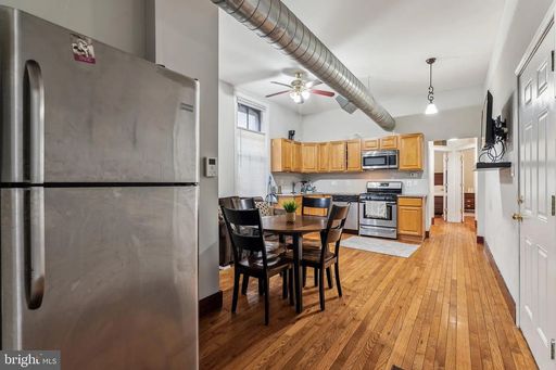 Beautiful 3 Bedroom in UCity! Available NOW! – photo 1