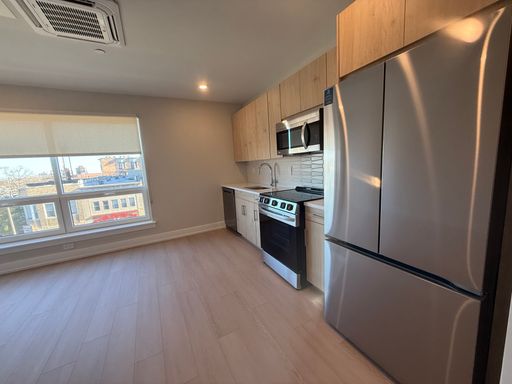 One Bedrooms on Broad! Available Now! – photo 1