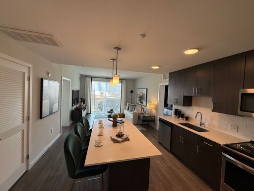 Two bedrooms offering large bedrooms, balconies and bold kitchen and living spaces! Parking available! – photo 1