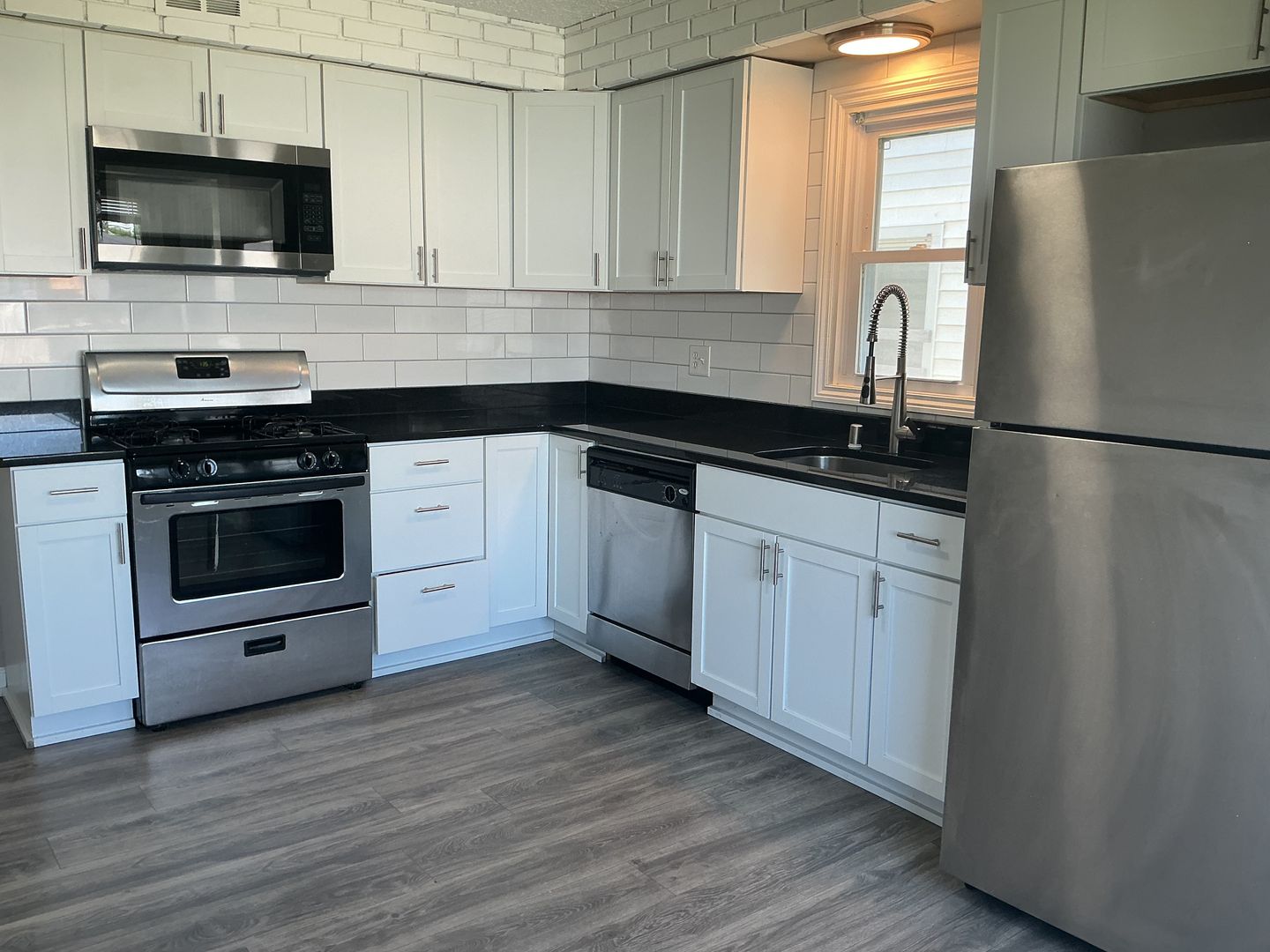 Milwaukee Apartment: 1818 W Howard Ave