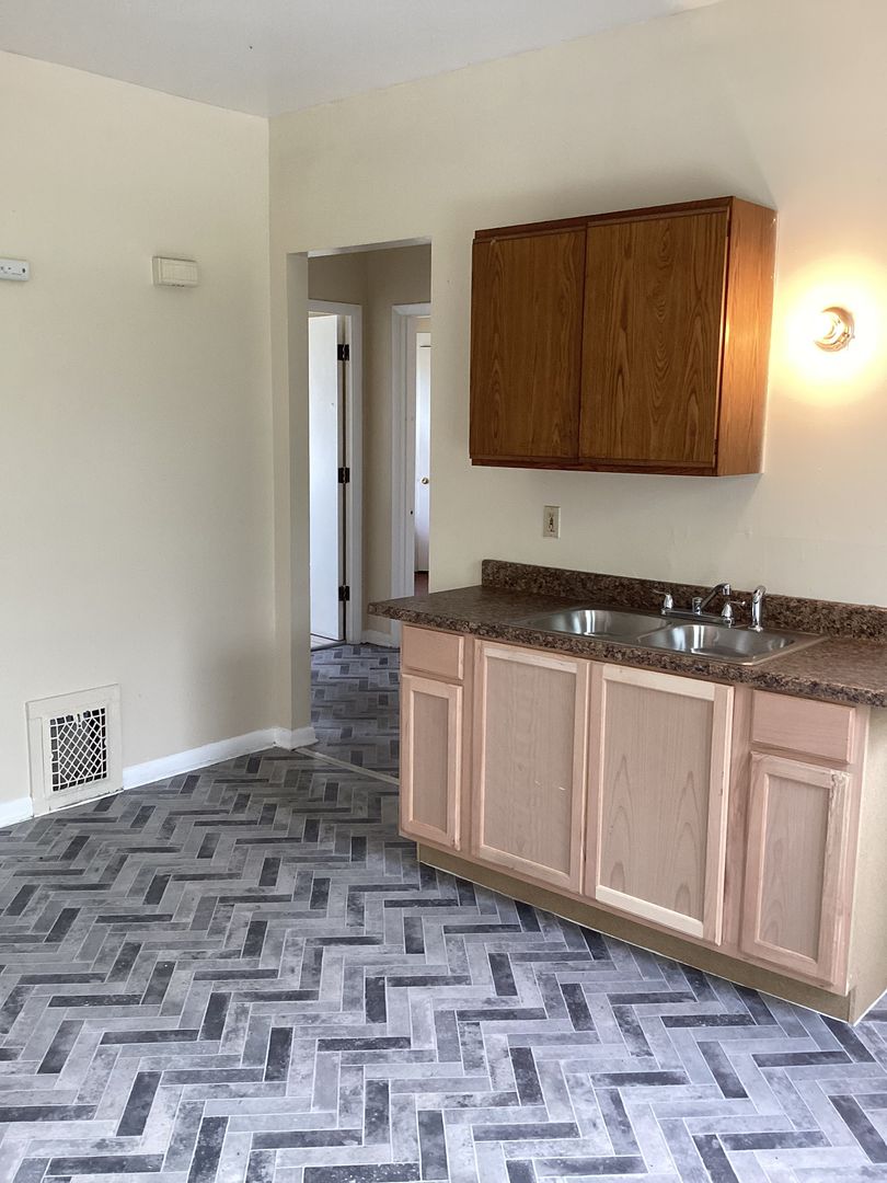 Milwaukee Apartment: 2903 N 17th St