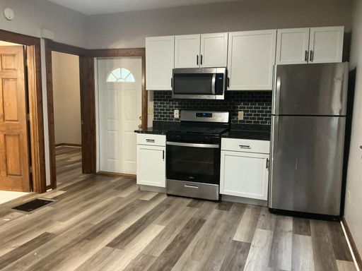 2 bedroom lower duplex with appliances in Excellent Bayview location! – photo 1