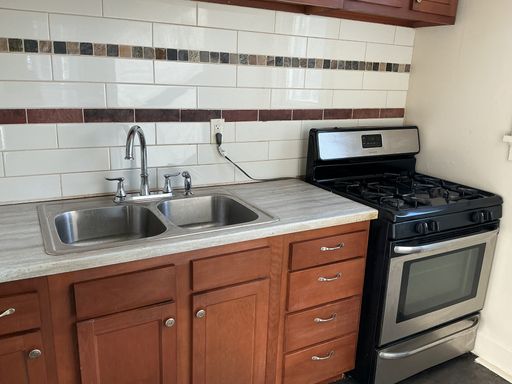 Large 1 bedroom lower in perfect Riverwest/Brewer's Hill neighborhood – photo 1