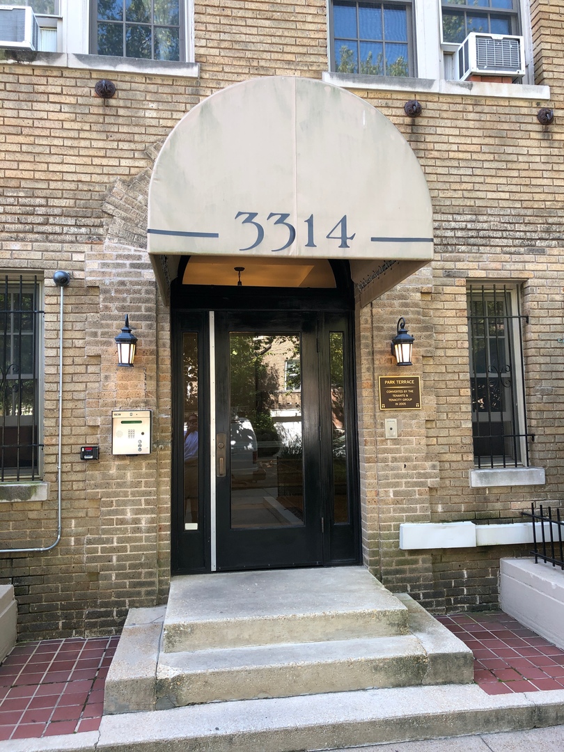 Washington House: 3314 Mt. Pleasant St NW
