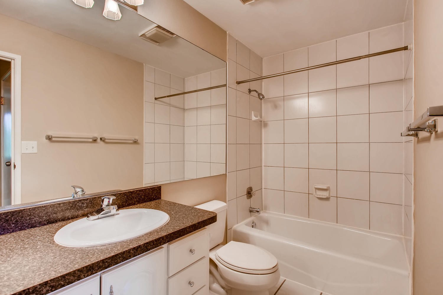 Naperville Apartment: 1330 E Chicago Ave